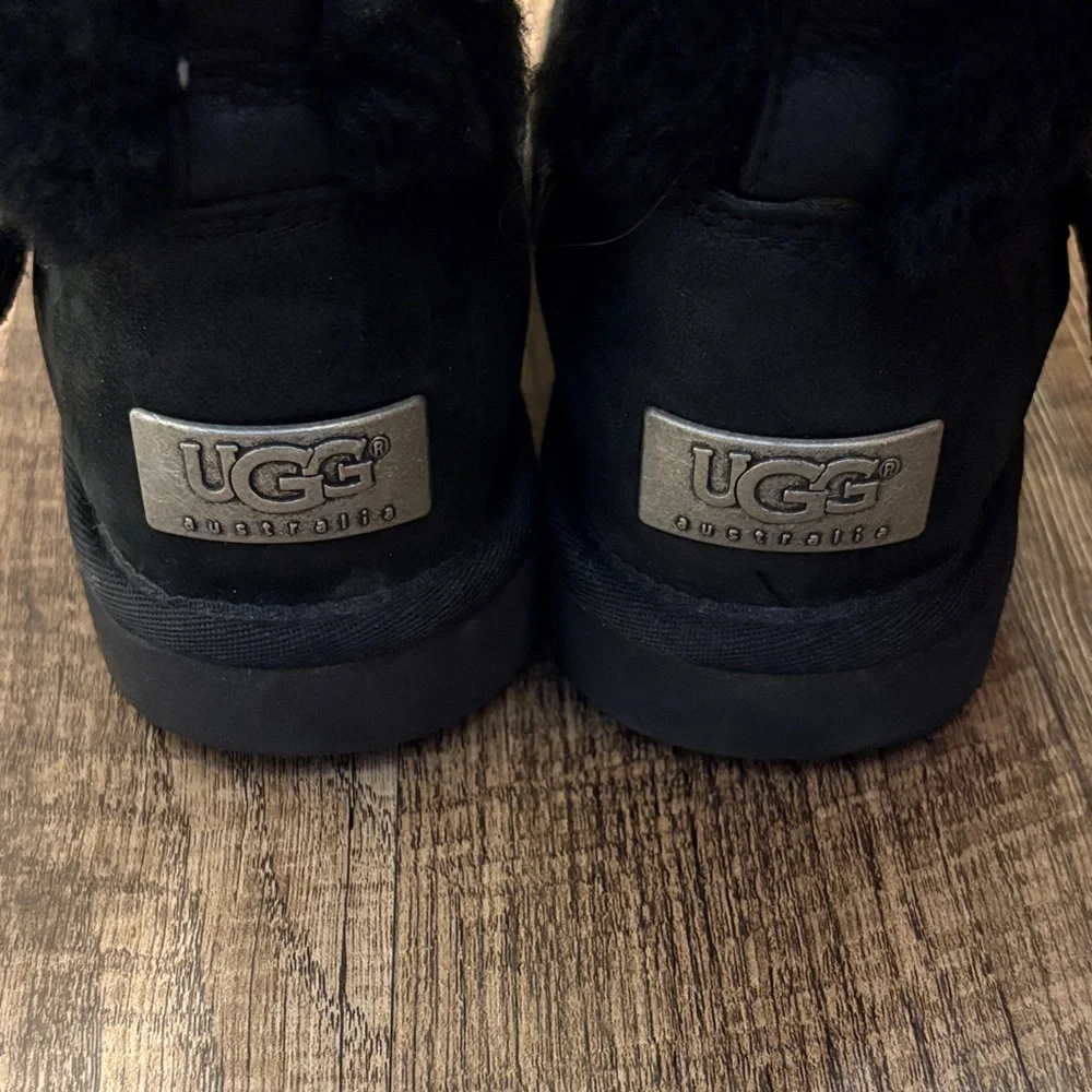 UGG Cozy Black Winter Boots EUC Size 5 / EU 36